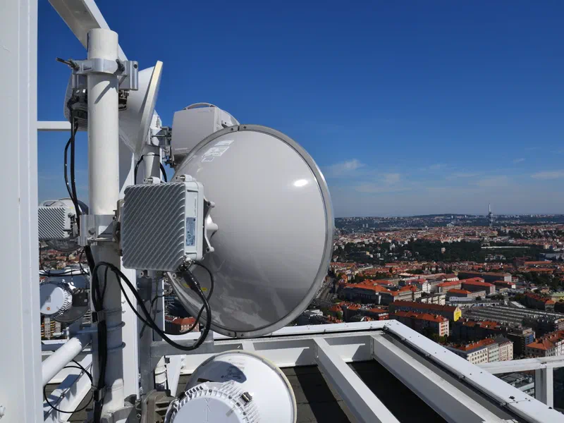 Microwave backhaul and small-cell wireless infrastructure of the kind Rapid5GS connects to the Alabama Lightwave packet core.